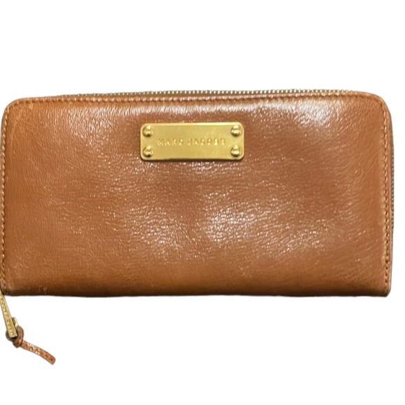Marc Jacobs Handbags - Marc Jacobs Collection Continental camel zippy